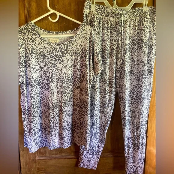Koolaburra Intimates Sleepwear Gray And White Pajama Set